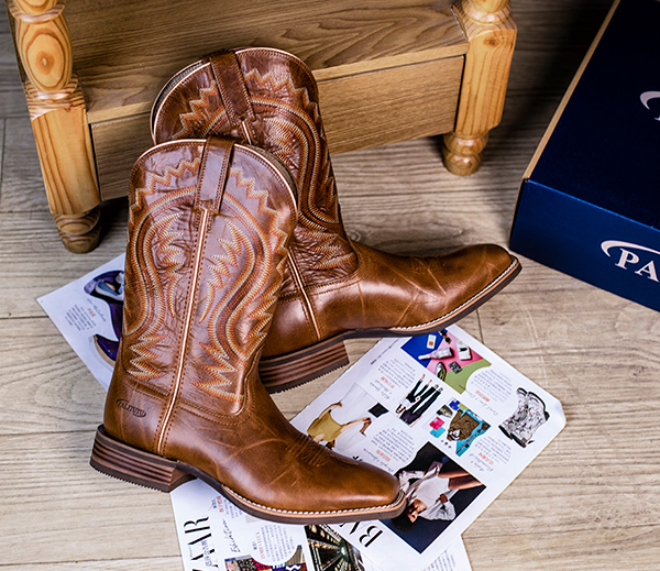 What are the details to pay attention to when purchasing cowhide boots?