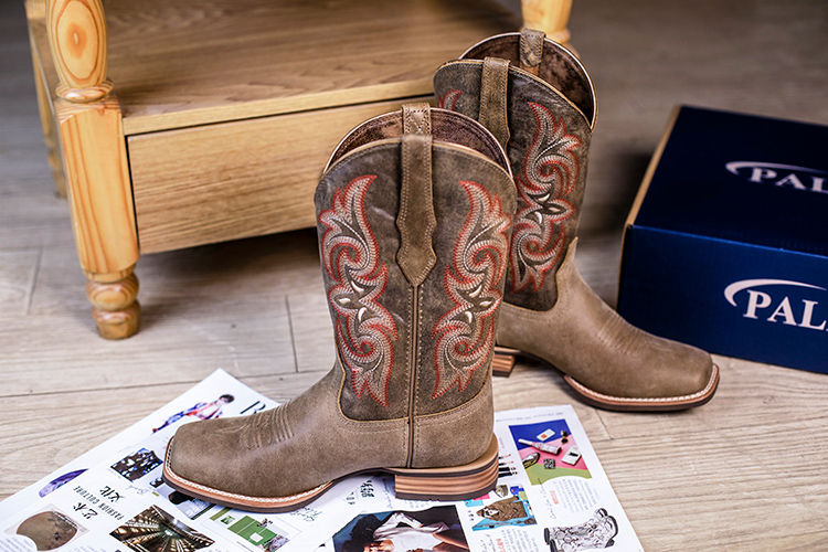 The Warmth Of Christmas Eve, The Fashionable Journey Of Riding Boots