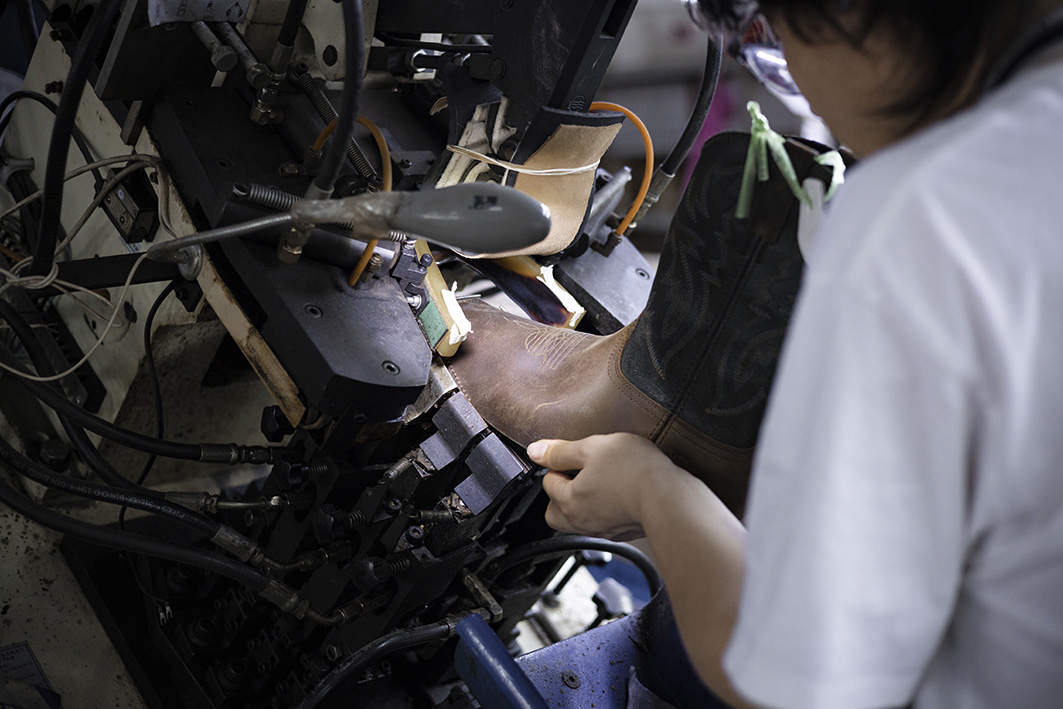 The Production Wisdom Of Yibei 's Shoes And Boots - The Whole Process Control From Design To Finishe