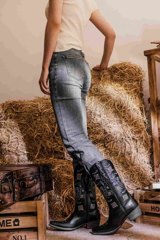 Wildness and elegance coexist 