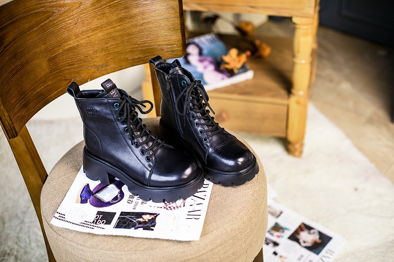 Martin Boots And Leather Jacket Seasonal Wearing Suggestions