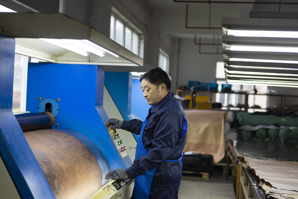 Understanding Every Hide: Leather Inspection Before Western Boot Production